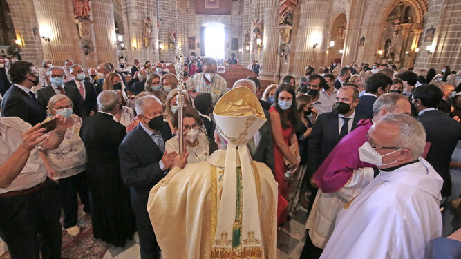 La Catedral, ayer, al término de la ceremonia cuando Rico Pavés recibió el saludo y felicitación de los asistentes antes de salir del templo.