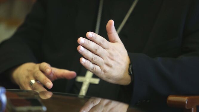Detalle de las manos del obispo José Rico Pavés.