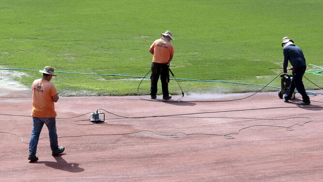 Operarios trabajando este lunes en la remodelación de la pista de atletismo de Chapín.