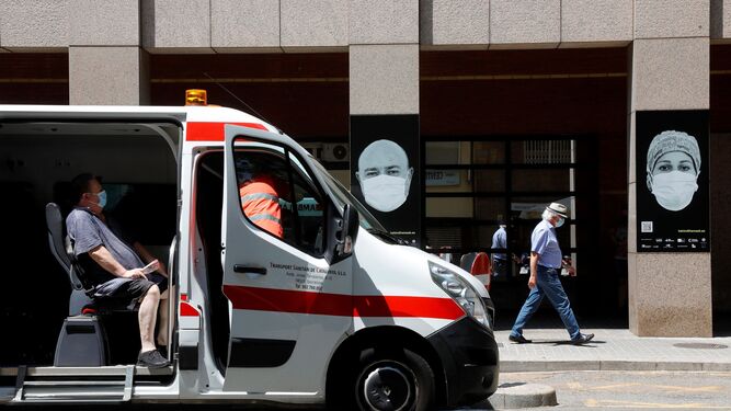 Una ambulancia, a su llegada al Hospital Clínico de Barcelona.