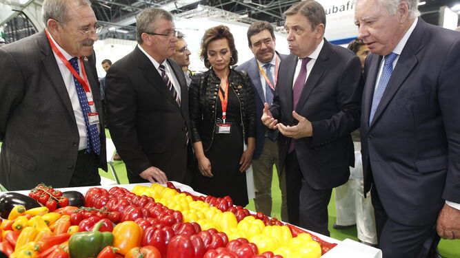 El ministro Luis Planas en una edición anterior de Fruit Atraction en una visita a un estand andaluz.