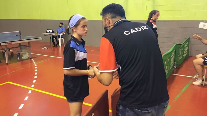 Claudia Reynaldo recibe instrucciones de uno de sus entrenadores.