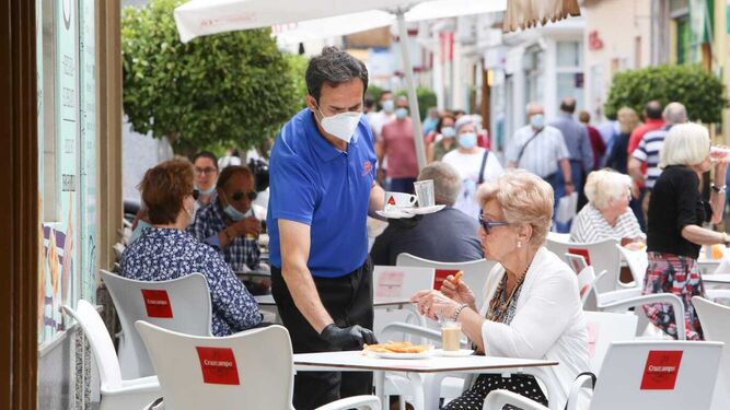 Una camarero atiende a un cliente, en una terraza del centro de San Fernando, en una imagen de archivo.