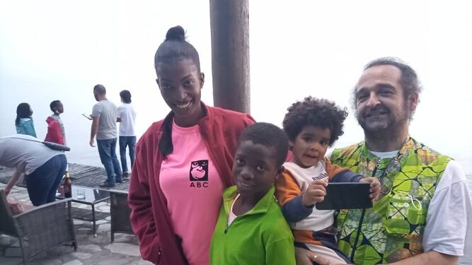 Luis y su familia, a su llegada a Kinshasa.