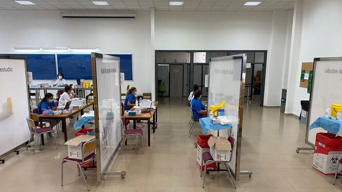 Puestos de vacunación preparados para la jornada sin cita previa en el Campus de La Asunción, este martes.