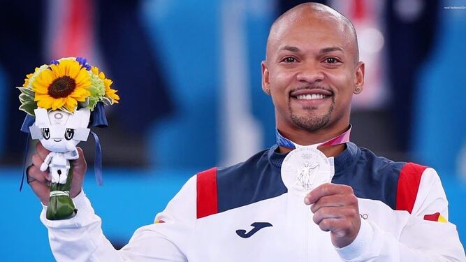 Ray Zapata con su medalla de plata en los JJOO de Tokio.