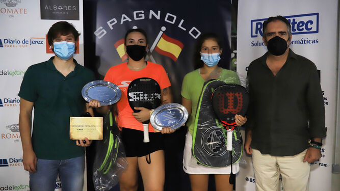 Marta Barrera y Mara Becerra, campeonas en categoría Femenina A, con Rafael Navas y Fran Pérez.