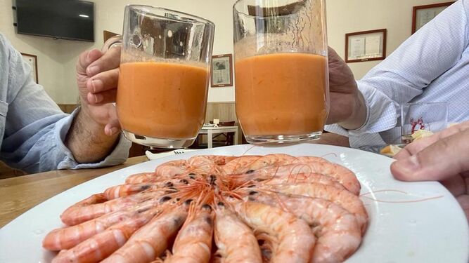 Imbatibles: dos jarras de gazpacho ante un plato de gambas en la venta 'El Pájaro'.