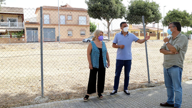 Mamen Sánchez y José Antonio Díaz, en el solar de la calle Angelita Gómez que se destinará a aparcamientos.
