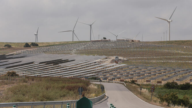 Uno de los parques fotovoltaicos en construcción en Jerez.