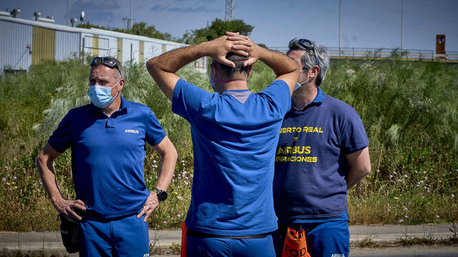Trabajadores de Airbus Puerto Real en el exterior de la factoría.