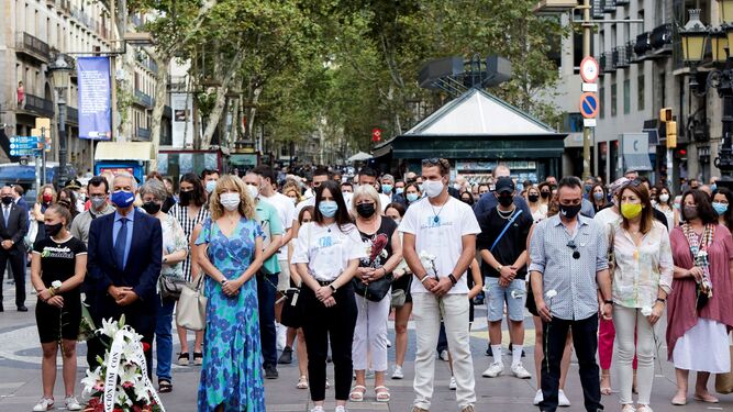 Familiares de las víctimas del 17A durante el homenaje celebrado con una ofrenda de claveles blancos en las Ramblas de Barcelona.