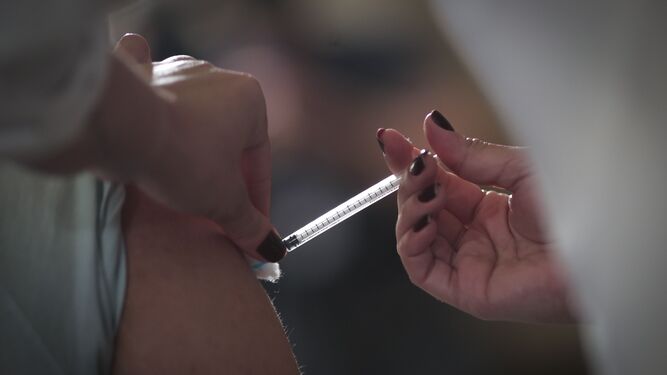 Una persona recibe una vacuna contra el coronavirus