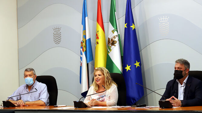 Mamen Sánchez, flanqueada por César Saldaña y Rubén Pérez en la presentación de las Fiestas de la Vendimia.