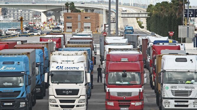 Imagen de archivo de camiones en el puerto de Algeciras.