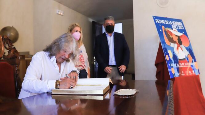 José Mercé, firmando en el Libro de Honor del Ayuntamiento junto a Mamen Sánchez y Rubén Pérez.