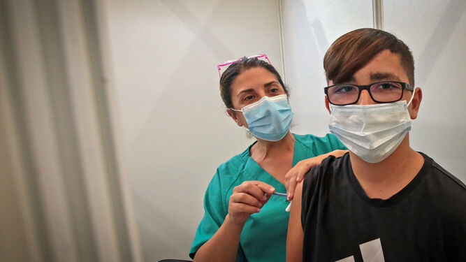 Un joven, vacunándose en el pabellón Vega Veguita.