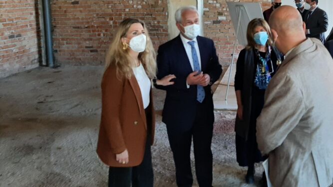 La delegada del Gobierno andaluz, Ana Mestre, con el director general de Gestión Económica  del SAS, José Antonio Miranda, y la delegada de salud visitando las obras.