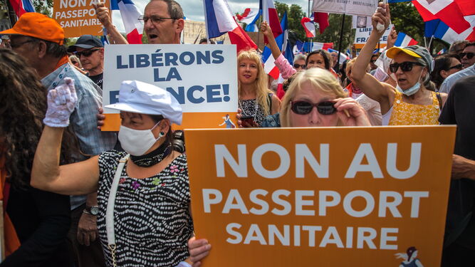 Un grupo de franceses se manifiesta en París contra el pasaporte covid.