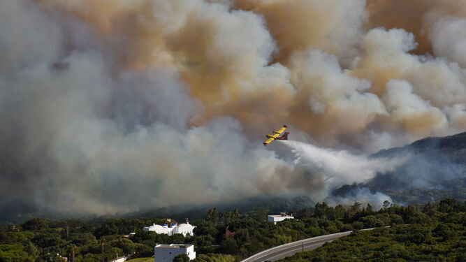Un avión del Infoca, intentando sofocar un incendio declarado el pasado verano en el término municipal de Tarifa