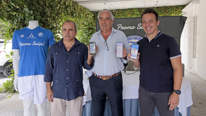 Corchado, Ignacio de la Calle y Antonio Gallardo muestran la 'app' de Promo Swipe, nuevo patrocinador del Xerez DFC.