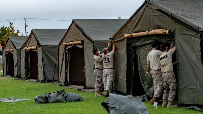Militares españoles pertenecientes al Cuerpo de Infantería de Marina acondicionan tiendas de campaña en la Base.