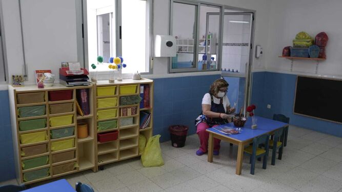 Una de las monitoras de la EI Virgen del Rocío prepara el aula para recibir a los niños.