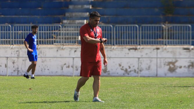 Emilio Fajardo, técnico azulino, mira el reloj en un entrenamiento en el Pedro Garrido.