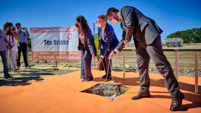 La alcaldesa, Patricia Cavada; el CEO de Ten Brinke, Jörg Tiggemann; y el delegado de Zona Franca, Fran González; depositan la simbólica urna que da inicio a las obras del parque comercial de Janer.