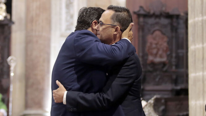 Abrazo entre Dionisio Díaz y José Manuel García Cordero, presidente de la Unión de Hermandades saliente y entrante respectivamente.