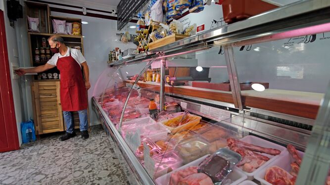 Una imagen de los expositores de la carnicería de la calle Corredera, captada ayer al mediodía.
