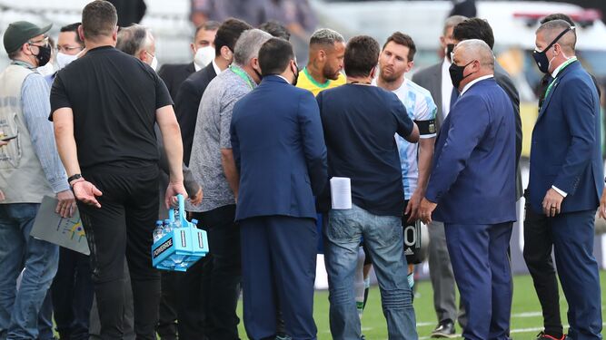 Inspectores sanitarios brasileños interrumpen el Brasil-Argentina, en el que jugaban Neymar y Messi.