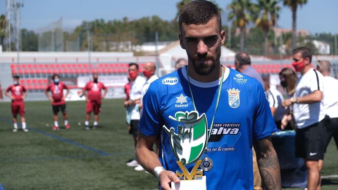 Juanito, con el trofeo a mejor jugador de la Copa RFAF.