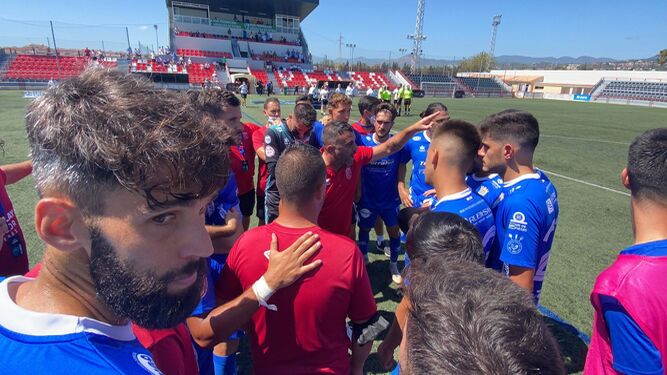 Emilio Fajardo, señalando a sus jugadores la ubicación de los aficionados azulinos en la final de la Copa RFAF para ir a darles las gracias por sus ánimos. XEREZCD