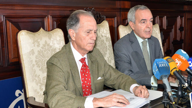 Juan María Vaca, secretario, y Antonio Millán, presidente de la Fundación del Xerez DFC.