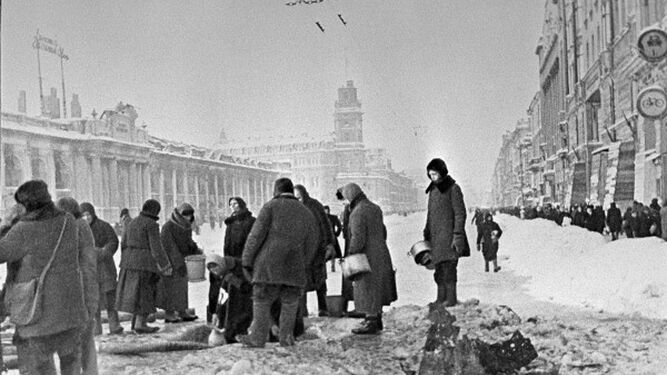 Ciudadanos de Leningrado recogiendo agua de pozos en Nevsky Prospect, entre las calles Gostiny Dvor y Ostrovsky.