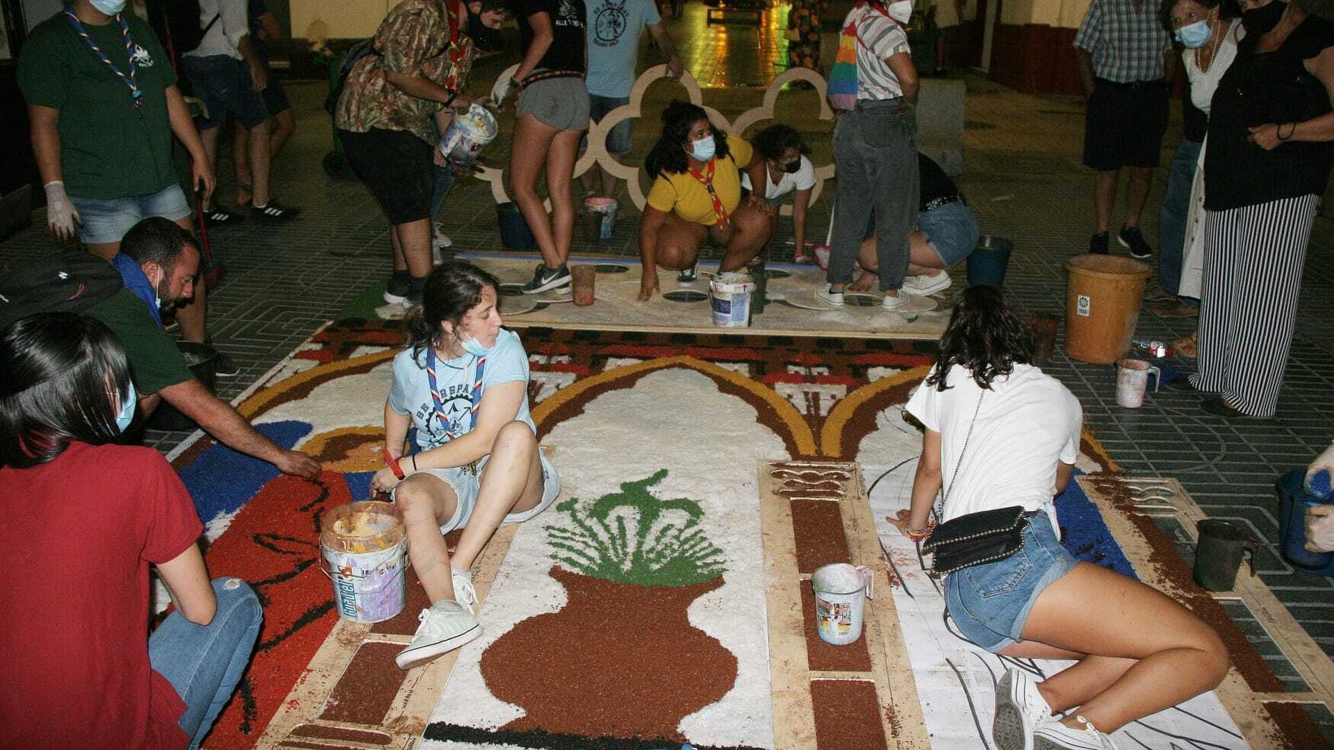 Aunque no se realiz&oacute; la tradicional alfombra de sal en honor a la Virgen de los Milagros, el trabajo de los grupos participantes en el exorno fue minucioso.