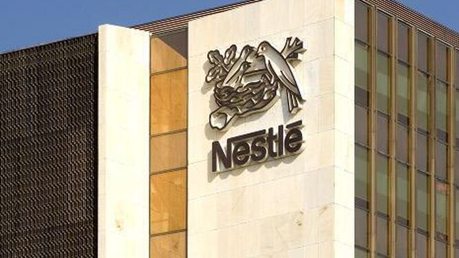Logo de Nestlé en su sede.
