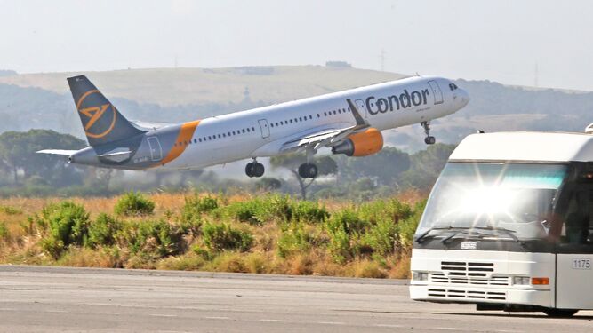 Un avión despega del aeropuerto de Jerez.