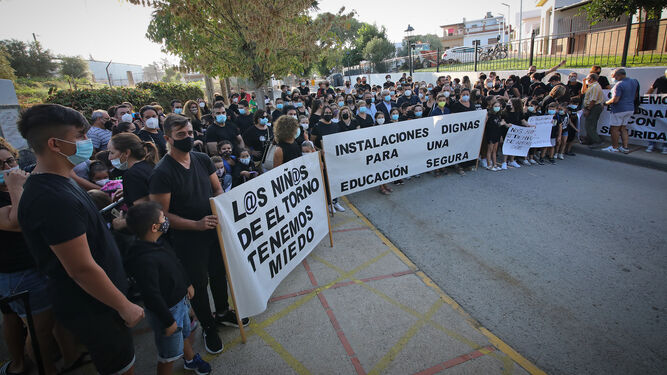 Alumnos y familias, protestando a las puertas del colegio.