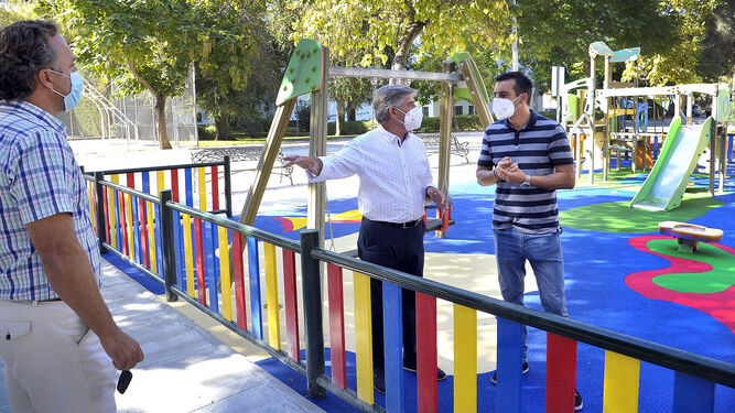 El teniente de alcaldesa José Antonio Díaz en su visita al parque infantil de Torresblancas.