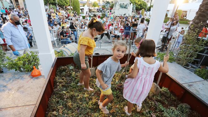 Celebración de la Pisa de la Uva infantil, este sábado en la plaza del Arenal.