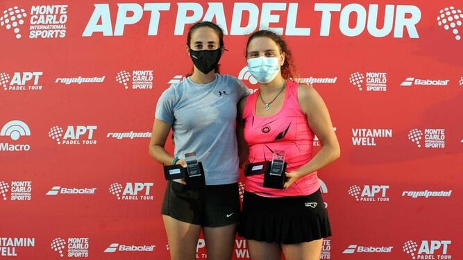 Carlota García y Joana Brites posan con sus trofeos en Oeiras.