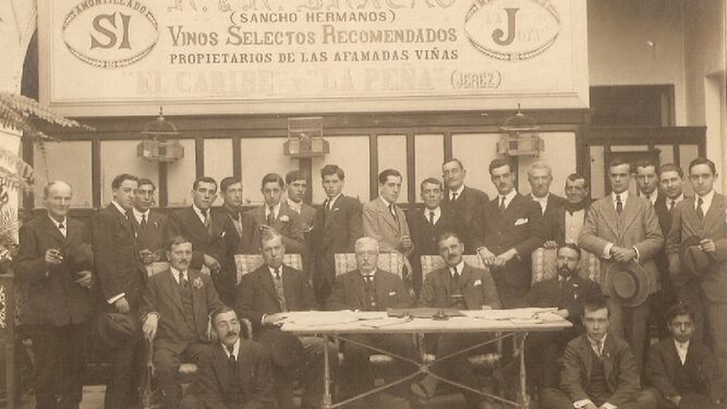 Alfonso Sancho Mateos, en 1920. Sentado en el centro de la foto (archivo de Bernardo Rodríguez).