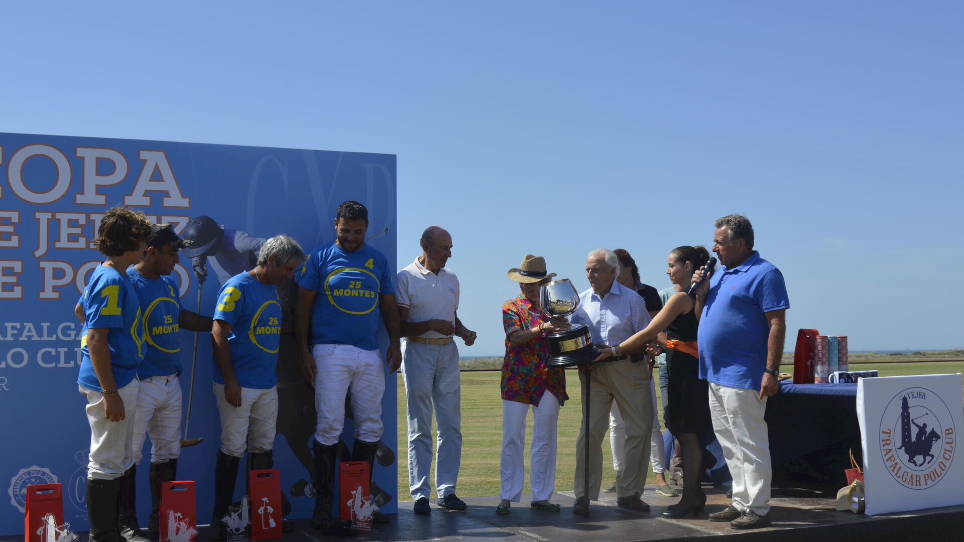 El matrimonio Mora-Figueroa, junto a Beltr&aacute;n Domecq y Lorenzo D&iacute;ez, entregando la copa de Jerez del Polo al equipo ganador &lsquo;25 Montes&rsquo;.