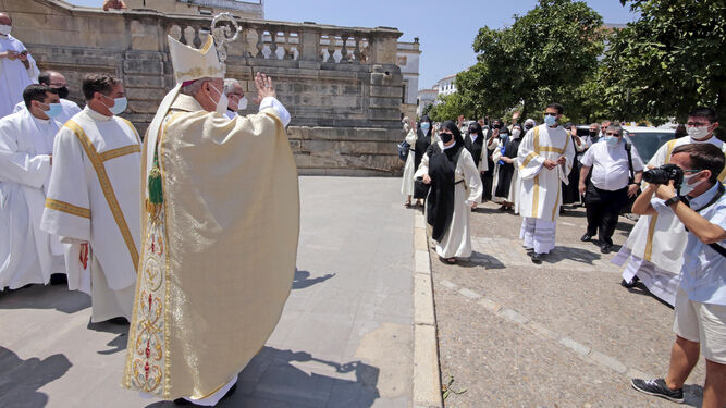 El obispo Rico Pavés saluda en la calle, el día de su toma de posesión.