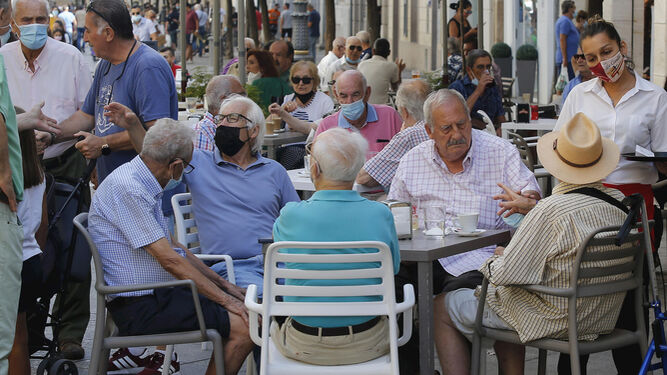 Un grupo de jubilados, este miércoles en una terraza de un bar del centro.