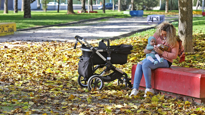 Una madre con su hija en un parque de la zona sur de la ciudad.