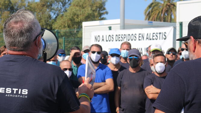 Trabajadores de Alestis  de la planta de Puerto Real, durante una asamblea