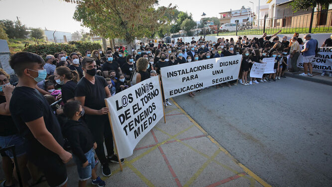 Imagen de la protesta del pasado viernes de alumnos y familiares frente al CEIP Gjuadalete de El Torno.